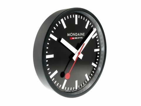 Mondaine SBB Wanduhr in schwarz mit einem Durchmesser von 25 cm zeigt ein minimalistisches Design mit weißen und roten Zeigern, ideal für jede Wanddekoration.