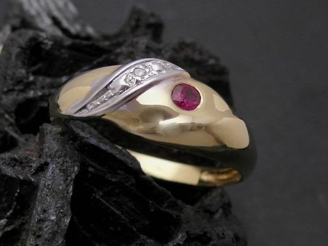 Gold Ring unvergänglich - Gold 333 bicolor - Rubin + Diamant - Goldring - Gr. 56, Hersteller Juwelier Harnisch, bis Gr. 56/18. Der Ring ist elegant und hat einen funkelnden Rubin und kleine Diamanten.