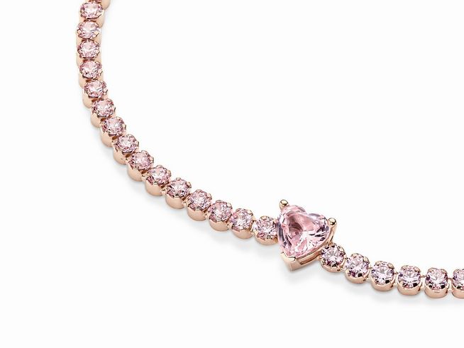 Glitzerndes Herz-Tennisarmband von Pandora in Roségold Vergoldung mit pinken Kristallen, einschließlich eines herzförmigen, glitzernden Elements in der Mitte, passend für einen Handgelenkumfang von 16 cm.