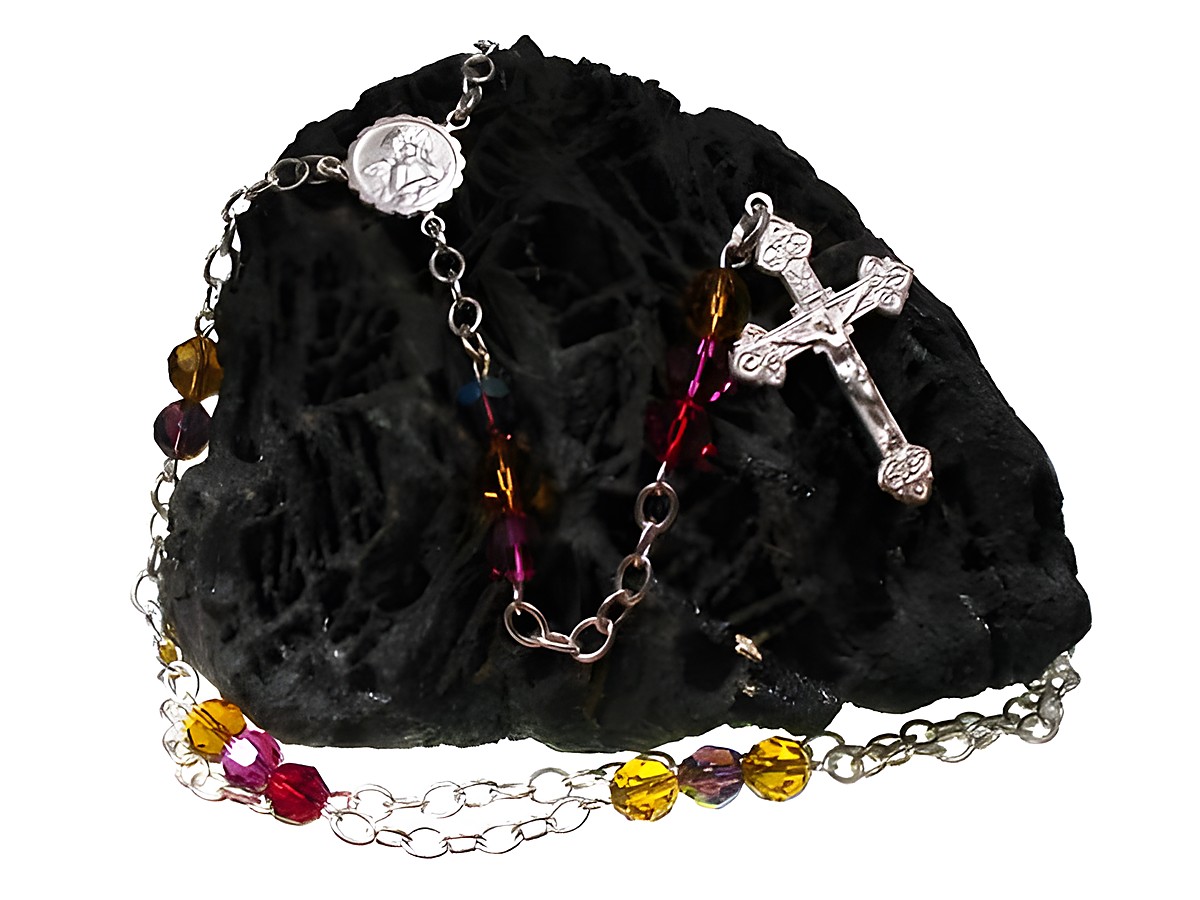 Kristall Rosenkranz mit Schutzengel Kreuz in 54 cm Länge, hergestellt von Juwelier Harnisch. Die bunten, glänzenden Perlen verleihen dem Rosenkranz einen besonderen Charme.