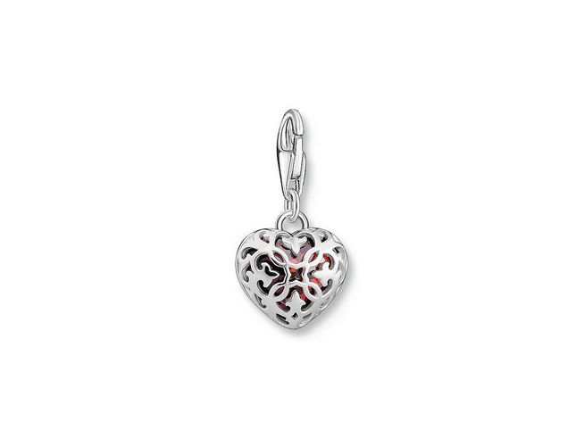 Charm-Anhänger in Herzform von Thomas Sabo aus Silber und rotem Glas-Keramik Stein, filigran gearbeitet und elegant, ideal zum Anbringen an Armbändern oder Halsketten.
