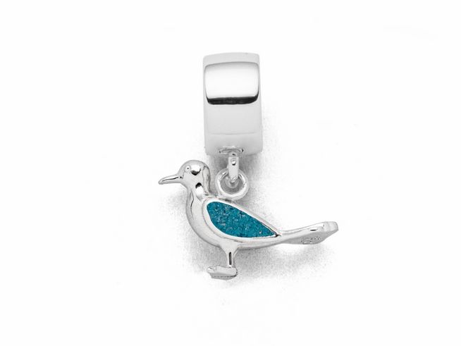 Charm in Form einer Möwe aus sterling Silber mit blauem Steinsand. Der Anhänger zeigt die Möwe mit feinen Details und glänzender Oberfläche. Ideal für Schmuckliebhaber.