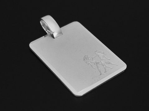 Silber Anhänger aus rhodiniertem Metall mit einer mattierten Gravurplatte, die das Sternzeichen Zwillinge zeigt, Hersteller Juwelier Harnisch. Ideal als persönliches Schmuckstück.