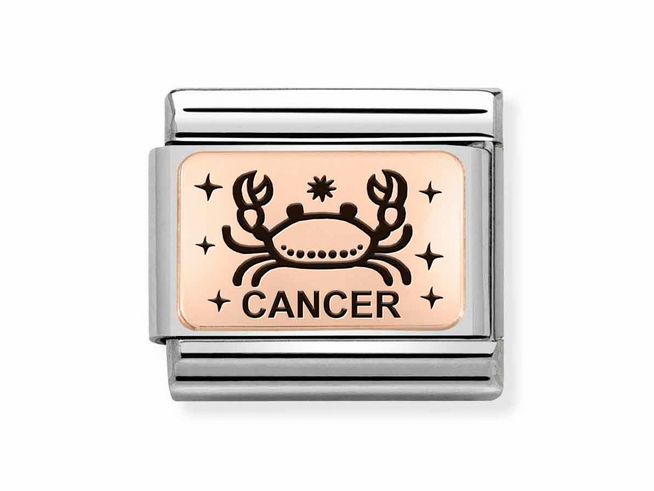 Edelstahl Roségold Charm von Nomination mit dem Sternzeichen Krebs, zeigt ein stilisiertes Krabbentier und das Wort CANCER umgeben von Sternen. Ideal für eine persönliche Schmuckkollektion.