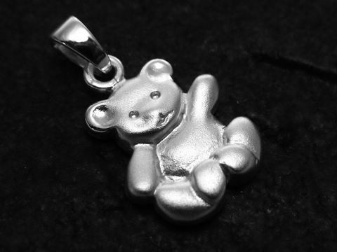 Bär Teddy Sterling Silber Anhänger teilmattiert von Juwelier Harnisch für Kinder zeigt einen niedlichen Teddy mit einem freundlichen Gesicht, perfekt als charmantes Schmuckstück für Kinder.