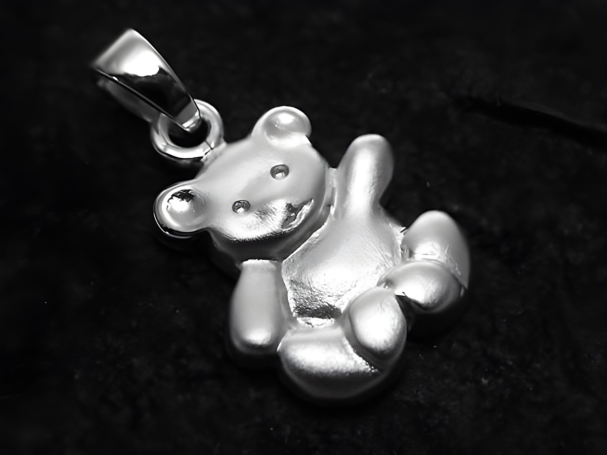 Bär Teddy Sterling Silber Anhänger teilmattiert von Juwelier Harnisch für Kinder zeigt einen niedlichen Teddy mit einem freundlichen Gesicht, perfekt als charmantes Schmuckstück für Kinder.