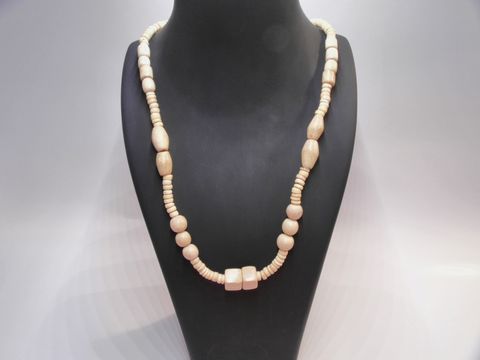 Holzkette Multiform 19 mm naturbraun 60 cm Holz Schmuck von Juwelier Harnisch, zeitlos und elegant, mit unterschiedlichen Holzperlen für einen einzigartigen Look.
