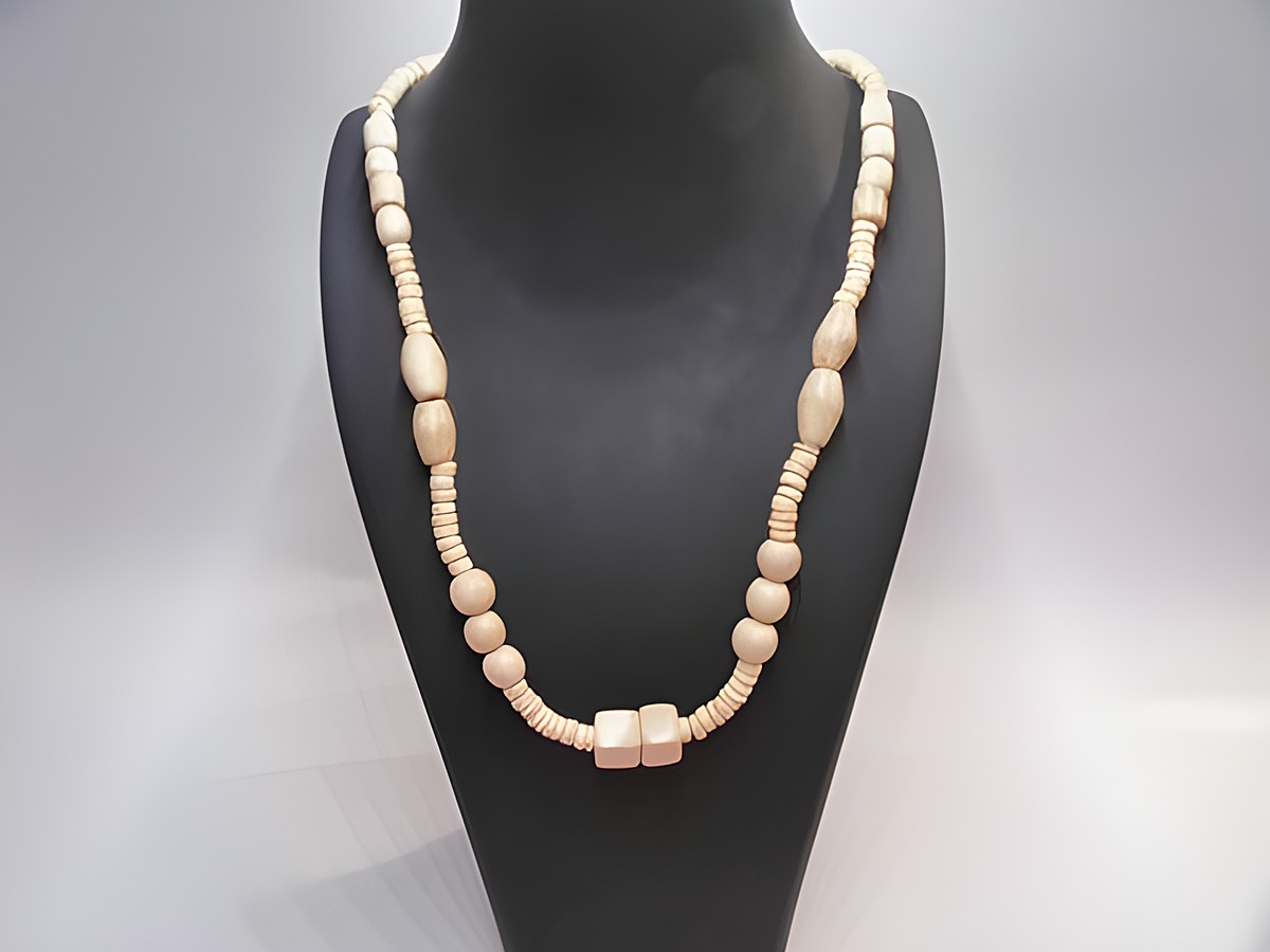Holzkette Multiform 19 mm naturbraun 60 cm Holz Schmuck von Juwelier Harnisch, zeitlos und elegant, mit unterschiedlichen Holzperlen für einen einzigartigen Look.