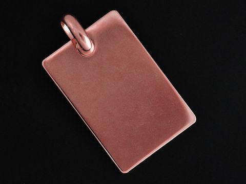 Silber Anhänger in gravierter Platte, viereckig und rosé vergoldet, schlichtes Design, Hersteller Juwelier Harnisch. Ideal für persönliche Gravuren und individuelles Schmuckdesign.