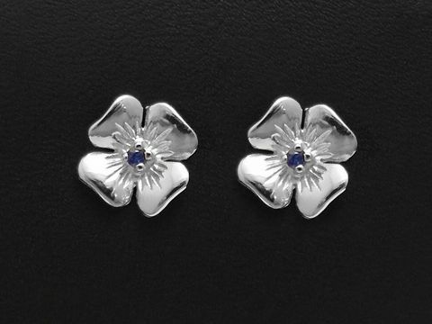 Silber Ohrstecker rhodiniert in Blumenform mit blauem synth Spinell, elegant und verspielt, hergestellt von Juwelier Harnisch, ideal für jeden Anlass.