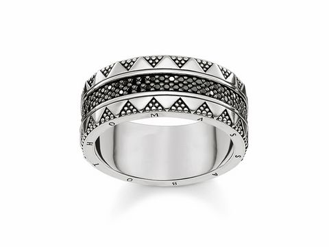 Thomas Sabo Ring in Größe 62 aus geschwärztem Silber mit Zirkonia, verziert mit einem modernen Design und geometrischen Mustern, ideal für stilvolle Akzente.