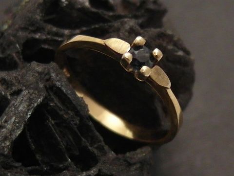 Goldring charmant Gold 333 mit einem Safir in der Größe 53 vom Hersteller Juwelier Harnisch, bis Größe 54/17,5. Elegantes Design in edler Optik.