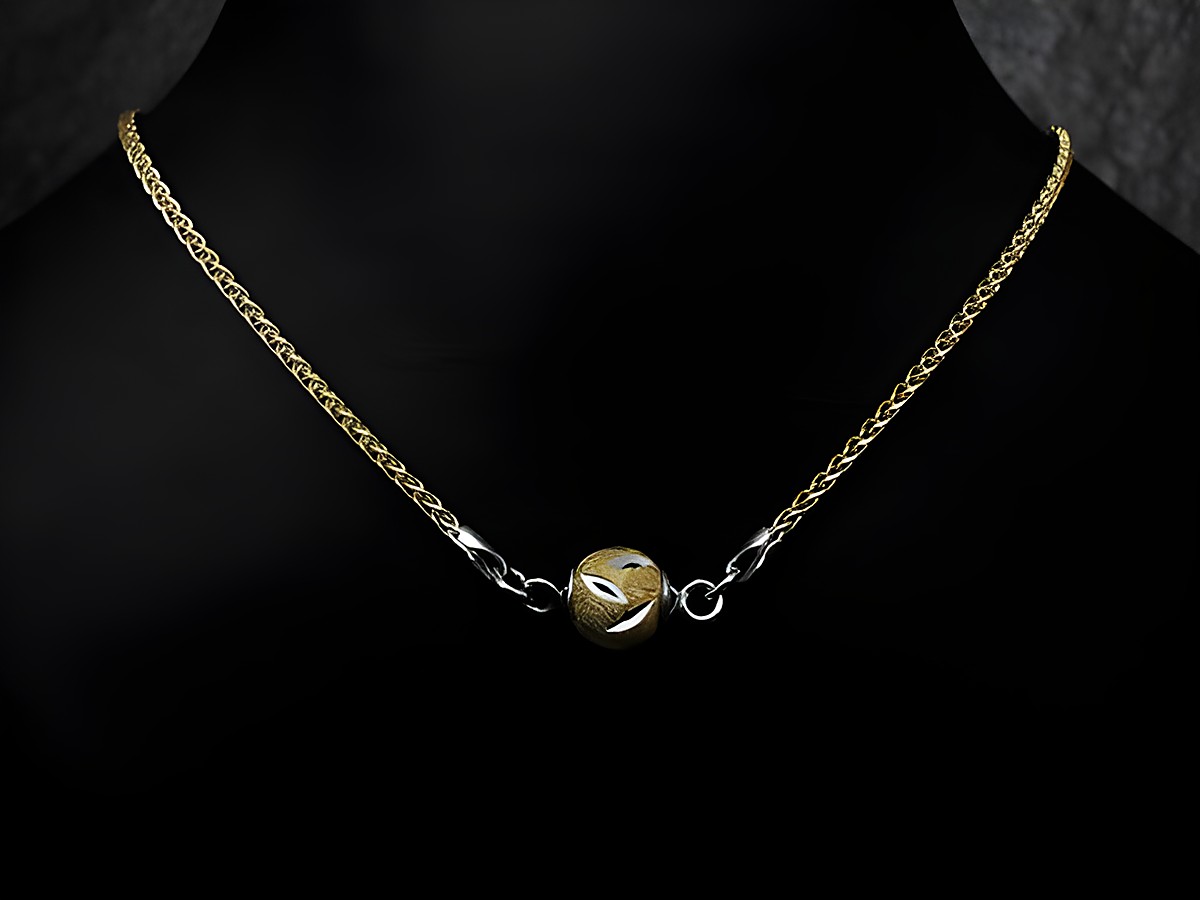 Silber Kette - Venezia vergoldet - rhodiniert - 46 cm, von Juwelier Harnisch mit Magnetverschluss, elegant und modern, perfekt für jeden Anlass, präsentiert auf einer dunklen Unterlage.