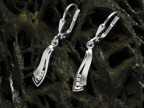Moderne Ohrringe aus 925 Sterling Silber mit elegantem Design und Zirkonia-Steinen, Hersteller Juwelier Harnisch, stilvolle Ohrhänger.