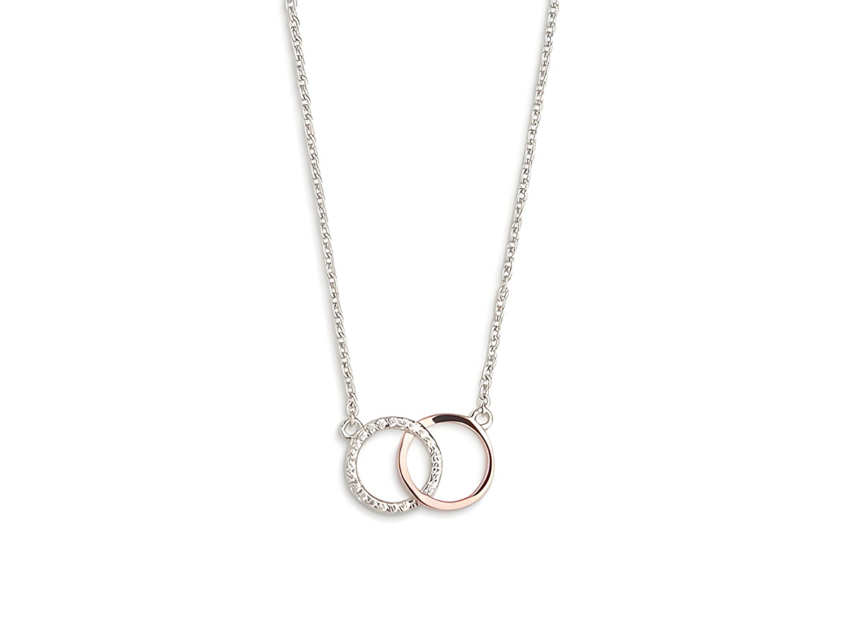 Xenox Sterling Silber Kette XS2924R in 40-45 cm mit Ankerkette, präsentiert zwei ineinandergreifende Ringe, einer vergoldet in Roségold und der andere mit glitzernden Elementen.