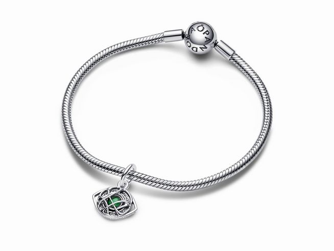 Eleganter Pandora Charm-Anhänger aus Sterling Silber mit dem Design des Augen des Agamotto aus dem Marvel Universum, verziert mit grünem Crystal, an einem fein geflochtenen Armband.
