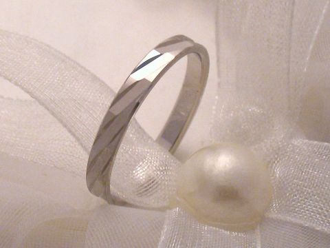 Trauring Ehering WHITE CHARME aus 333 Weißgold, Größe 63/20,0 bis 64/20,4, mit glänzender, gefeilten Oberfläche. Hersteller Juwelier Harnisch. Elegantes Design für besondere Anlässe.