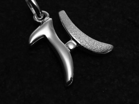 H-Buchstaben Anhänger teilmattiert aus Sterling Silber, Hersteller Juwelier Harnisch. Der Anhänger zeigt eine stilvolle und elegante Form des Buchstabens H.