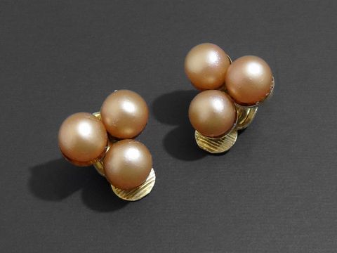 Elegante Modeschmuck Ohrclips in Braun mit Zuchtperlenimitation, hergestellt von Juwelier Harnisch, ideal für stilvolle Anlässe.