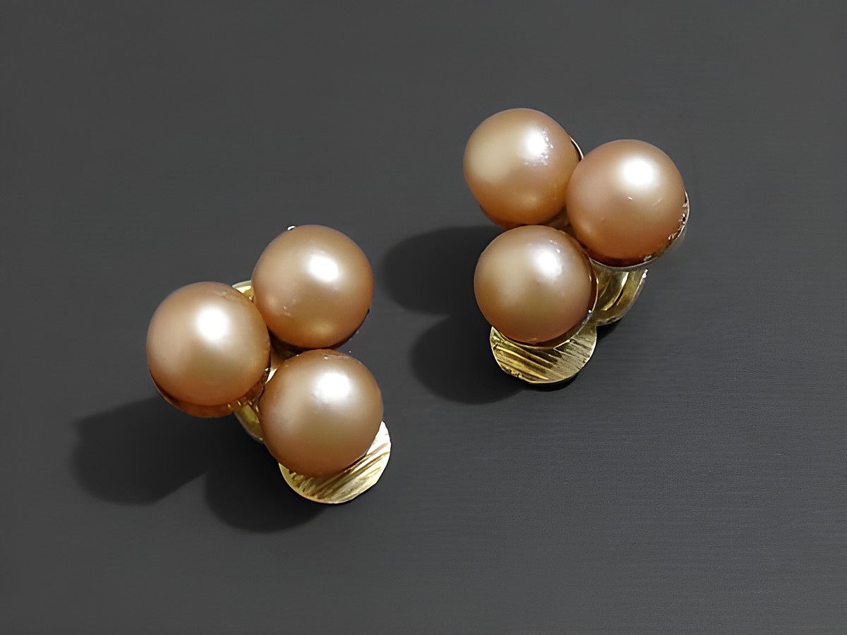 Elegante Modeschmuck Ohrclips in Braun mit Zuchtperlenimitation, hergestellt von Juwelier Harnisch, ideal für stilvolle Anlässe.