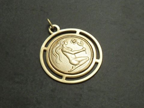 Goldfarbene runde 3D Platte mit dem Sternzeichen Jungfrau, gefertigt von Juwelier Harnisch, zeigt eine Darstellung einer Frau mit einer Rose in der Hand.