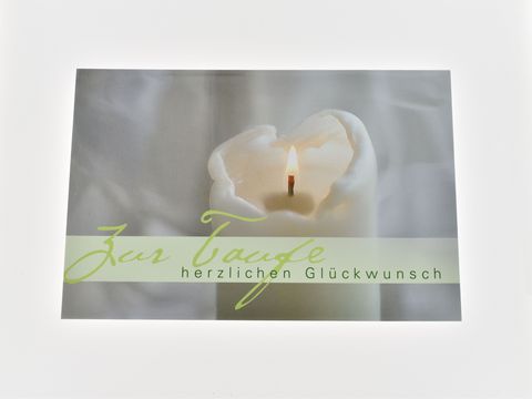 Taufkarte mit brennender Kerze in zarten Farben, Text "Zur Taufe herzlichen Glückwunsch", Hersteller Juwelier Harnisch, ideal für Taufgeschenke und Einladungen.