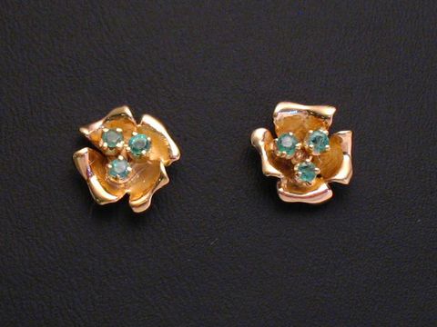 Gold Ohrstecker in Blumenform mit drei kleinen Smaragden, hergestellt von Juwelier Harnisch, elegant und stilvoll, ideal für besondere Anlässe oder den Alltag.