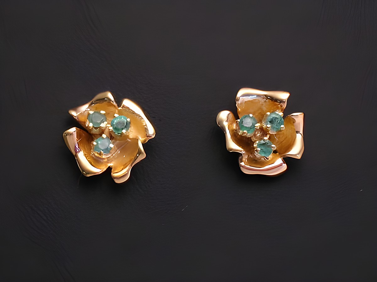 Gold Ohrstecker in Blumenform mit drei kleinen Smaragden, hergestellt von Juwelier Harnisch, elegant und stilvoll, ideal für besondere Anlässe oder den Alltag.