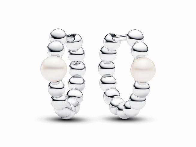 Zuchtperlen und Kugeln Creolen aus Silber von Pandora mit einer weißen Zuchtperle in der Mitte und einem modernen Design, ideal für elegante Anlässe.
