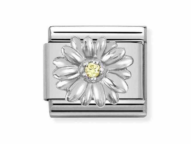 Ein charm aus Sterling Silber mit einer gelben Zirkonia in der Mitte einer filigranen Margeritenblüte, gefertigt von Nomination mit dem Motiv Silvershine.
