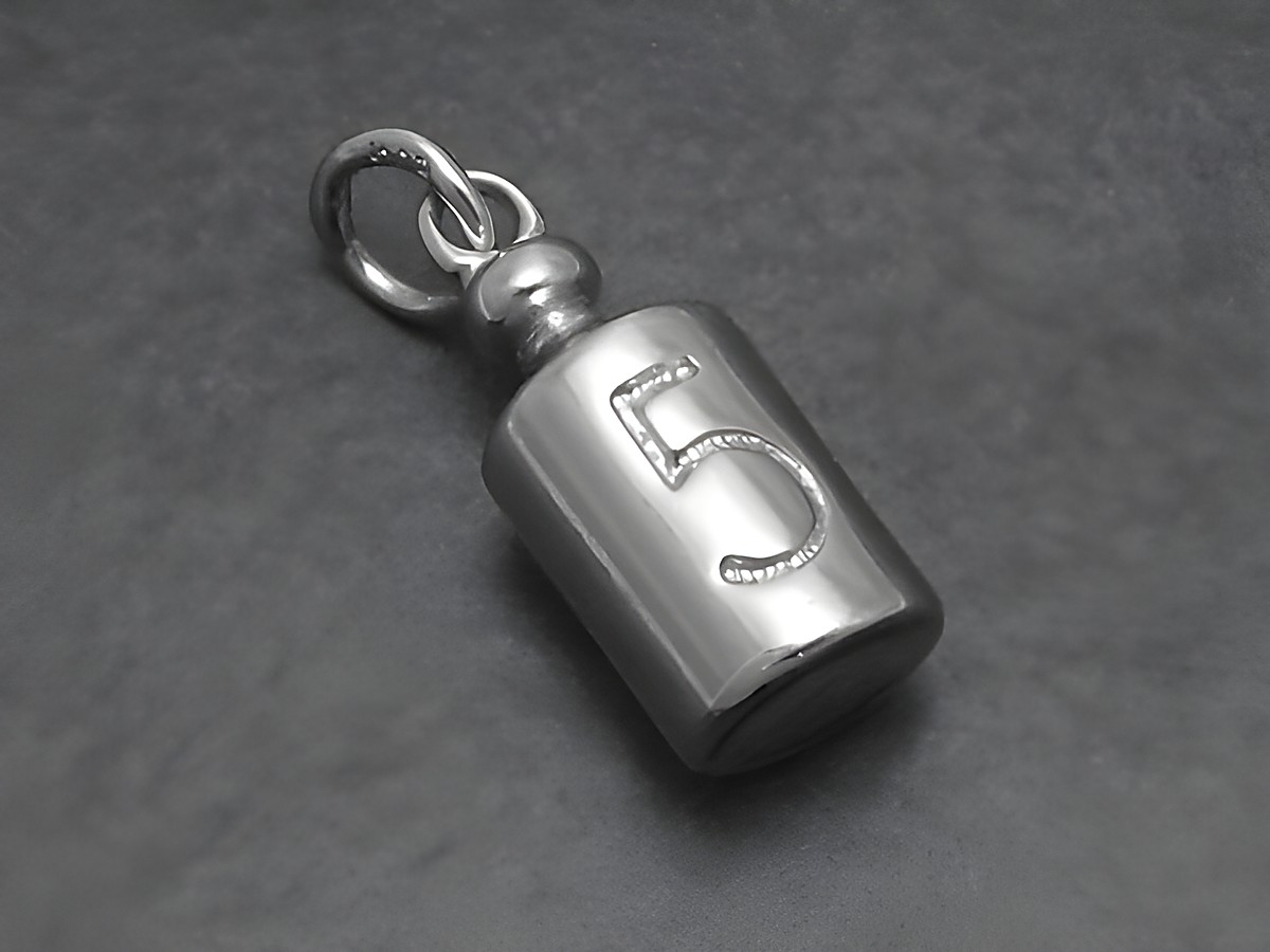 Silber Anhänger in massiver Form mit der Ziffer fünf, Hersteller Juwelier Harnisch, hervorragend verarbeitet, vielseitig einsetzbar und mit diversen Motiven erhältlich.
