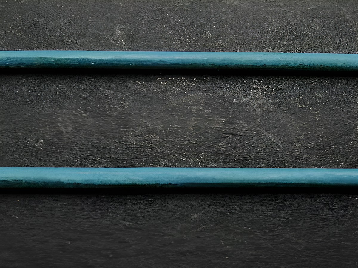 Kette aus Ziegenleder in türkis, ca. 100 cm lang und 1,2 mm dick, hergestellt von Juwelier Harnisch, ideal als Lederband für Schmuck.