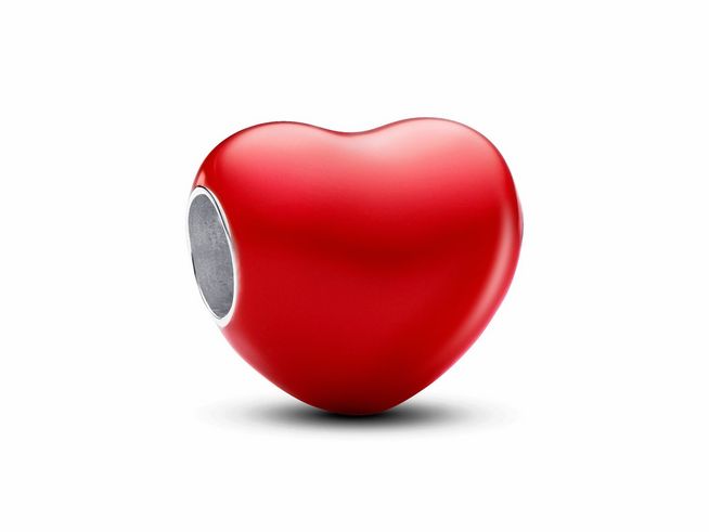Farbwechselnder Herz Charm von Pandora in leuchtendem Rot aus Sterling Silber, ideal als symbolisches Geschenk zur Hochzeit, mit versteckter Botschaft.