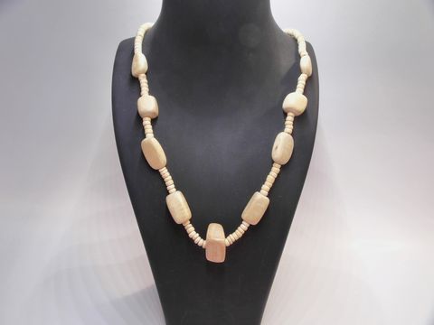 Holzkette Multiform 23 mm naturbraun 60 cm Holz Schmuck von Juwelier Harnisch, gefertigt aus handverarbeitetem naturbraunem Holz, zeigt ein einzigartiges und stilvolles Design.