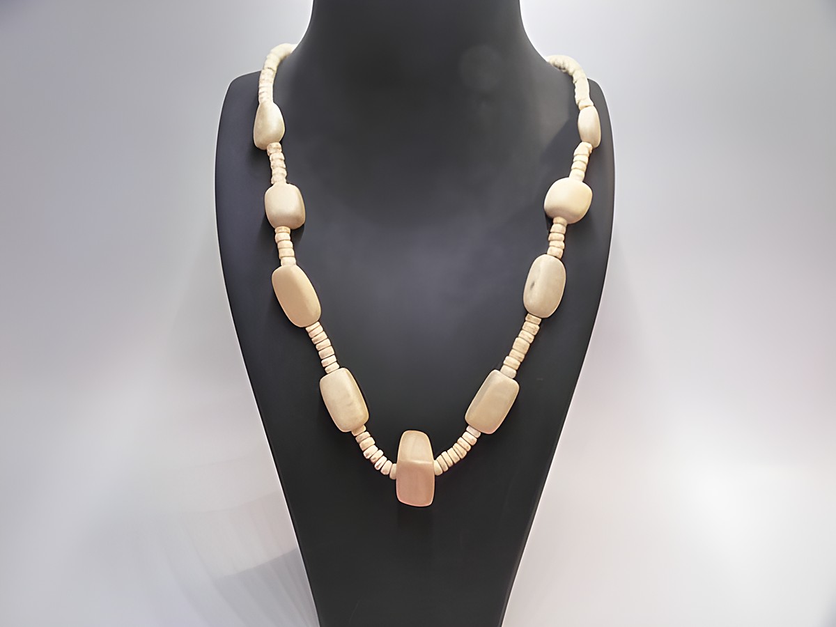 Holzkette Multiform 23 mm naturbraun 60 cm Holz Schmuck von Juwelier Harnisch, gefertigt aus handverarbeitetem naturbraunem Holz, zeigt ein einzigartiges und stilvolles Design.