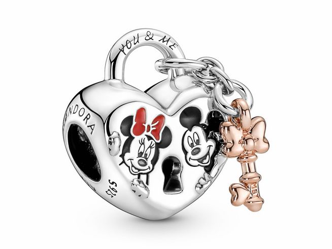 Das Bild zeigt ein Herz-Vorhängeschloss von Pandora in Silber und Roségold, verziert mit Micky Maus und Minnie Maus sowie dem Schriftzug You & Me. Es ist ein romantisches Charm für Disney-Fans.