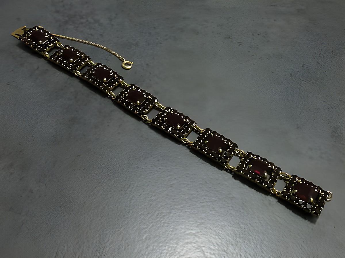 Strass Armband grazil in granatroter Farbe mit goldfarbenen Elementen, Hersteller: Juwelier Harnisch, 19 cm lang, elegantes Design ideal für besondere Anlässe. – Ansicht 2