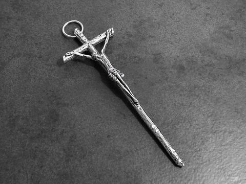 Wandkreuz Silber Kreuz Anhänger für Ketten und Wand, Hersteller Juwelier Harnisch, filigrane Ausführung mit Christusfigur, idealer Wandschmuck zur Dekoration.