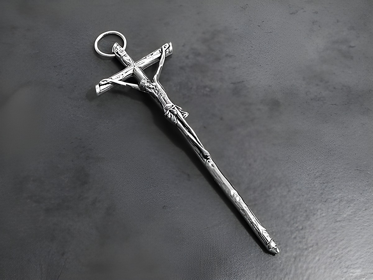 Wandkreuz Silber Kreuz Anhänger für Ketten und Wand, Hersteller Juwelier Harnisch, filigrane Ausführung mit Christusfigur, idealer Wandschmuck zur Dekoration.