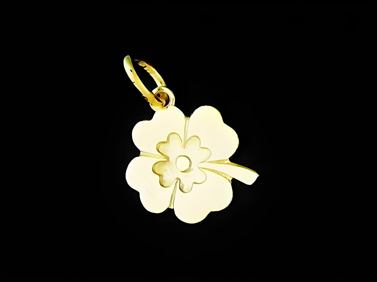 Kleeblatt Gold Anhänger aus 585 Gold, stilvoll gestaltet als Glücksbringer, hergestellt von Juwelier Harnisch, ideal als charmantes Schmuckstück für Glück und Freude.