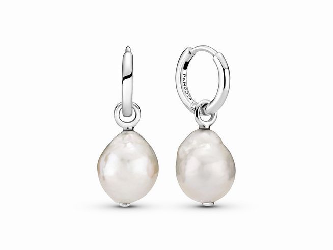 Zwei barocke Süßwasser-Zuchtperlen-Ohrringe von Pandora aus Silber, mit einer eleganten Form und einem hellen, schimmernden Finish. Ideal für vielseitige Anlässe.