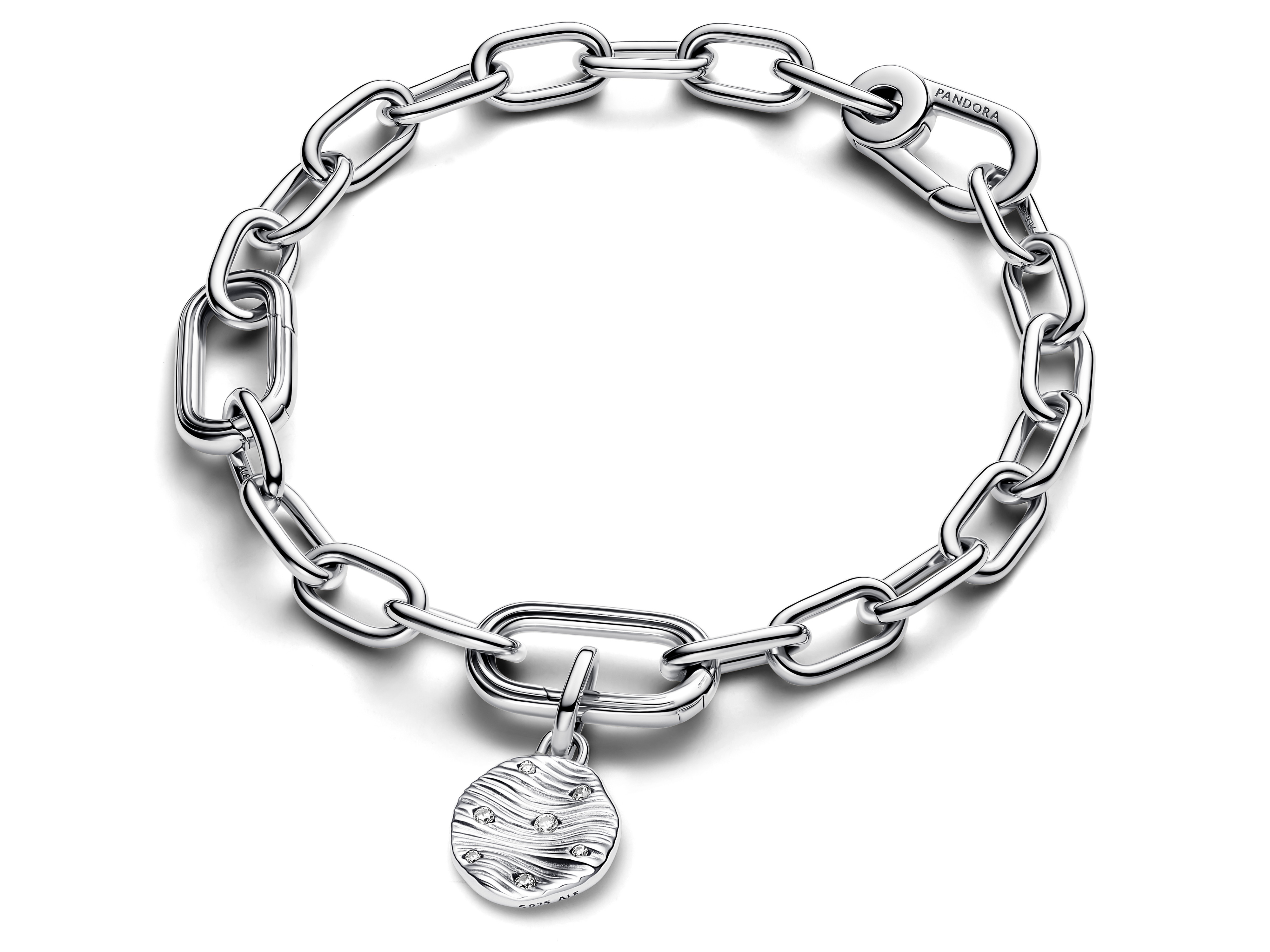 Ein eleganter Pandora ME Mini Charm aus Sterling Silber, der an einer modischen Gliederkette hängt. Der Charm zeigt feine Texturen und strahlt zeitlosen Schmuckstil aus.