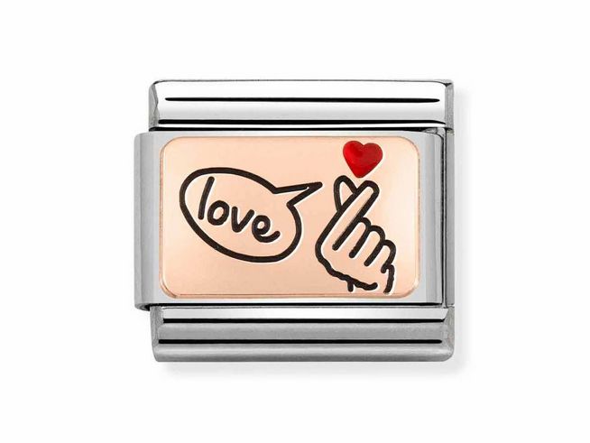 Die klassische Edelstahl und Gelbgold Platte von Nomination zeigt die Aufschrift love in einer Sprechblase und eine Hand mit einem kleinen Herz auf einem rosafarbenen Hintergrund.