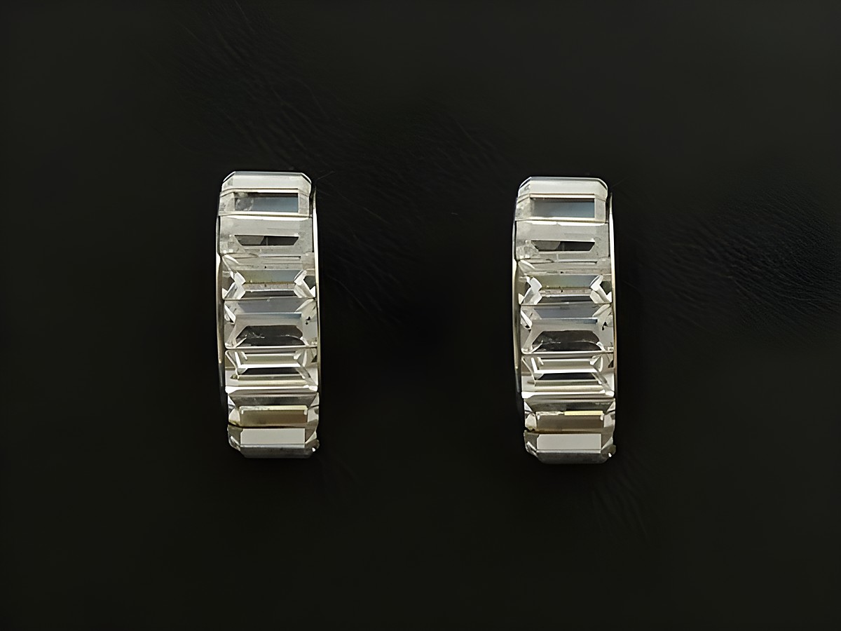 Strass Ohrstecker Halbcreole in weißem Design, hergestellt von Juwelier Harnisch. Die Ohrstecker sind elegant mit funkelndem Strass verziert und ideal für festliche Anlässe.