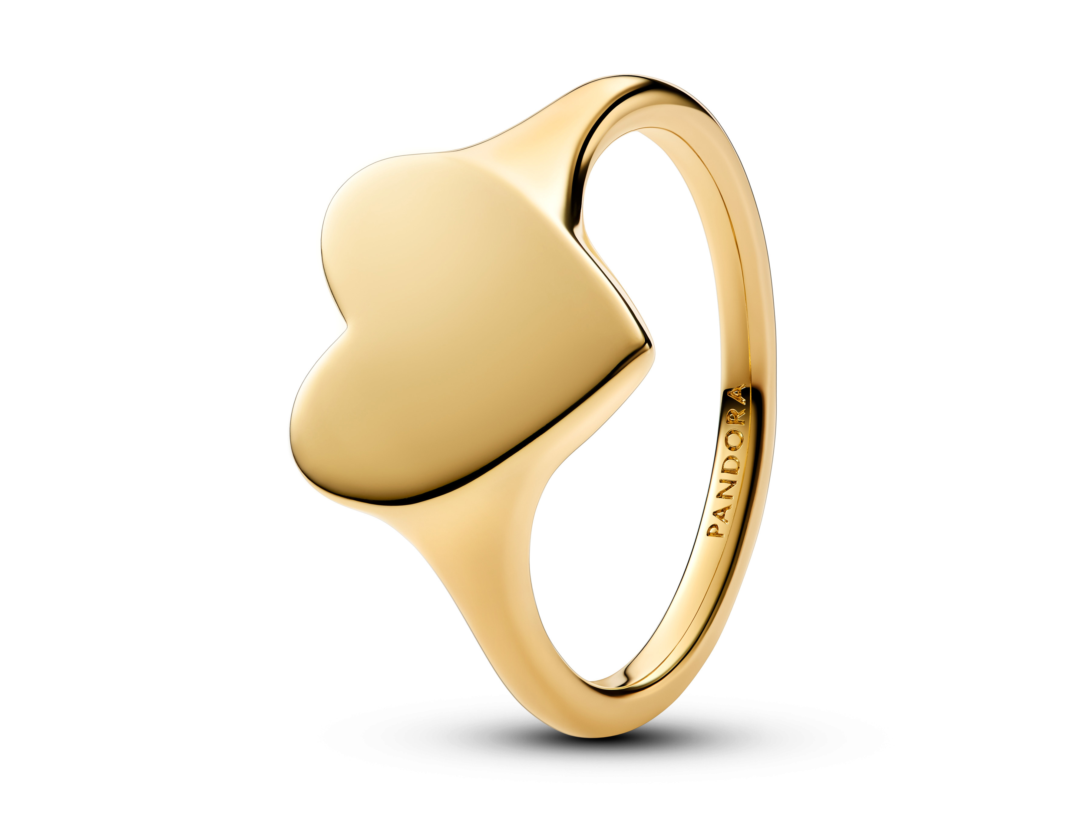 Herzring von Pandora in Gelbgold Vergoldung, Größe 44, mit einer glatten, eleganten Herzform, die schlichte Schönheit ausstrahlt und ideal für jeden Anlass ist.