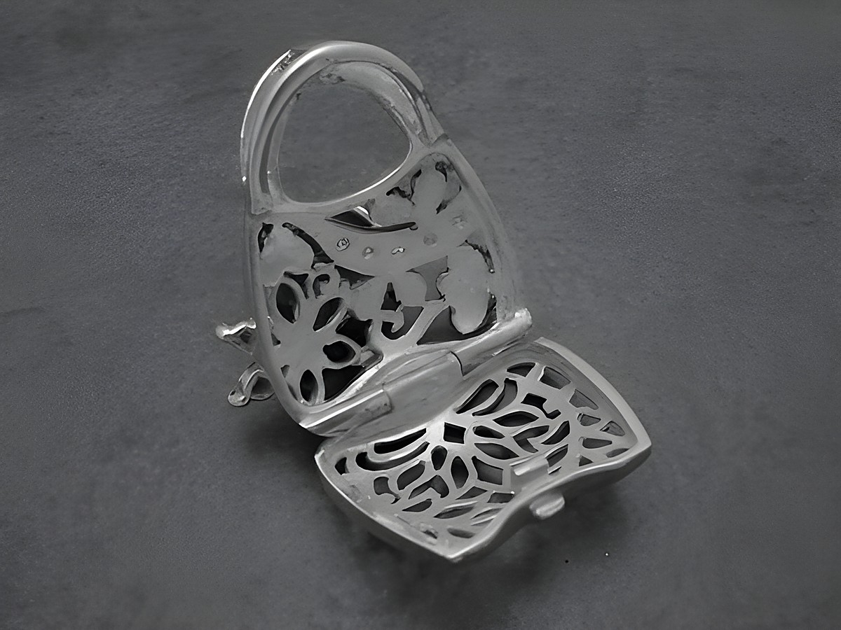 Handtasche als Medaillon aus Sterling Silber mit filigranen Mustern, verziert mit Marcasite, Zirkonia und Granat, gefertigt von Juwelier Harnisch in Sonderformen. – Ansicht 2