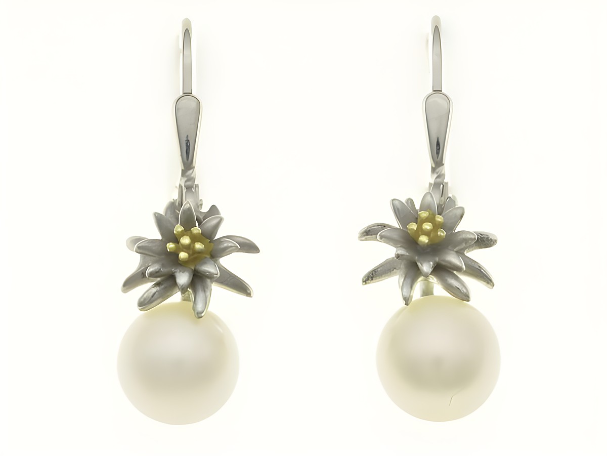 Edelweiß Süßwasserperle Ohrhänger aus Sterling Silber in Bicolor rhodiniert, mit zarten Perlen und filigranen Edelweißmotiven, hergestellt von Juwelier Harnisch.