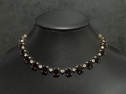 Strass Kette in kultigem Granatrot-weiß, 40-43 cm, goldfarben, von Juwelier Harnisch, mit goldfarbener Fassung.