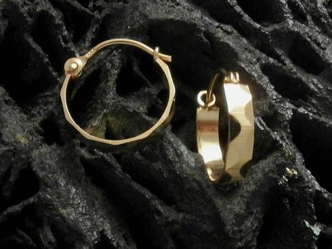 Creolen 1,4 cm aus Gold 585, gemustert und teilmattiert, von Juwelier Harnisch, geeignet für Ohrlöcher bis 15 mm, ideal für eleganten Schmuck.