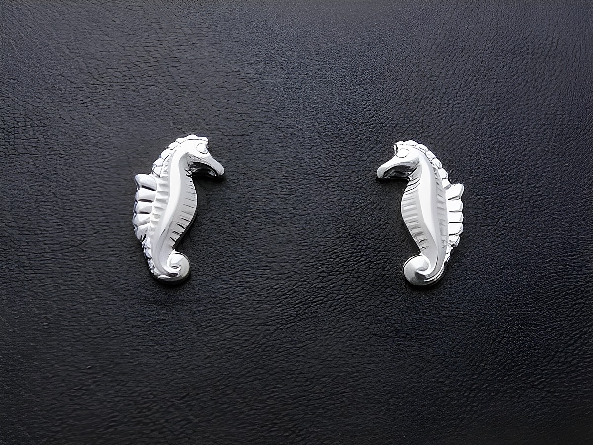 Silber Ohrstecker in Form von Seepferdchen, ideal für Kinder, hergestellt von Juwelier Harnisch. Charmant und tierisch, perfekt für kleine Meerjungfrauen.